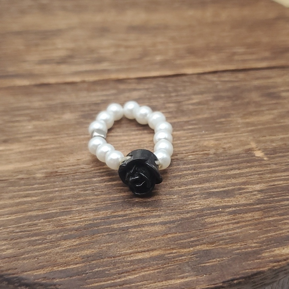 Delicate pearl and black rose Adjustable‎ band ring stretch R506 🌟